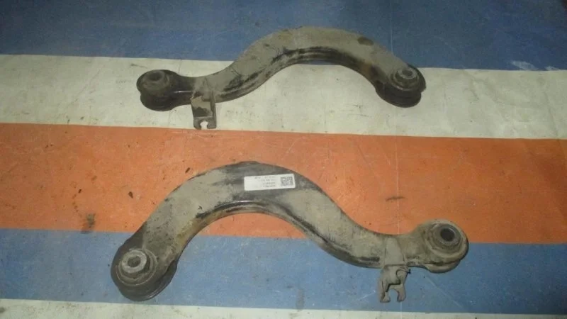 Рычаг подвески Audi Q3 5Q0505323C 8UB, задний