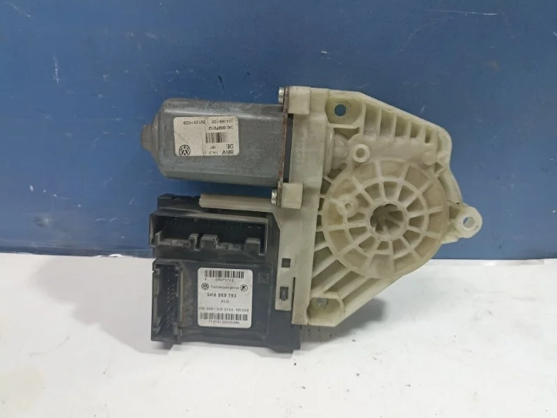 Моторчик стеклоподъемника Volkswagen Golf 6 2009-2013 5K0959793, передний левый