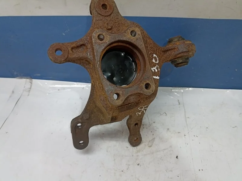 Кулак Hyundai i30 2007-2012 527202H000 FD, задний правый