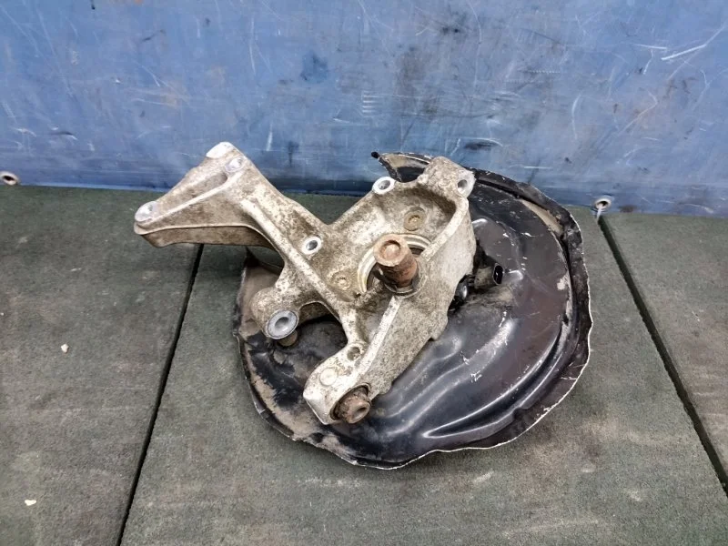 Кулак Audi Q3 3C0505434G 8UB, задний правый