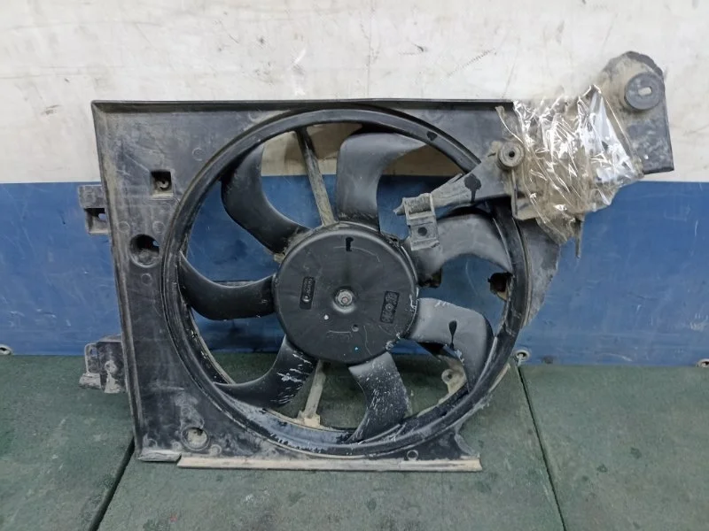 Диффузор радиатора Renault Sandero 2 с 2014- 214811897R