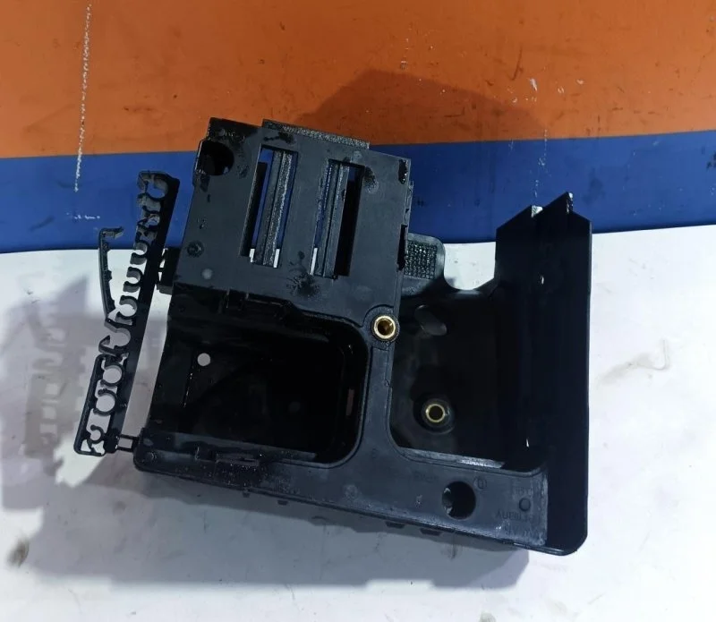 Крышка блока предохранителей Volkswagen Golf Plus 2005 - 2014 1K0937132F