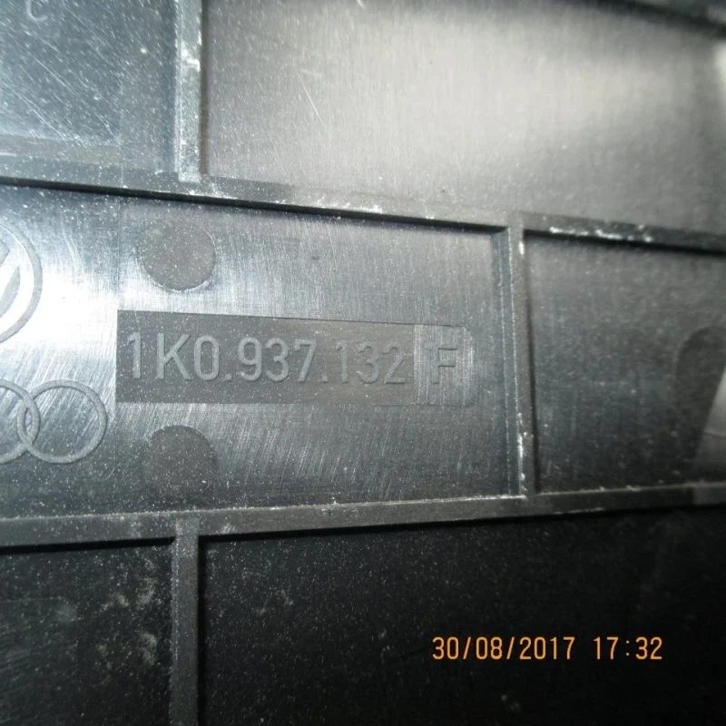 Крышка блока предохранителей Volkswagen Passat B6 2005 - 2010 1K0937132F