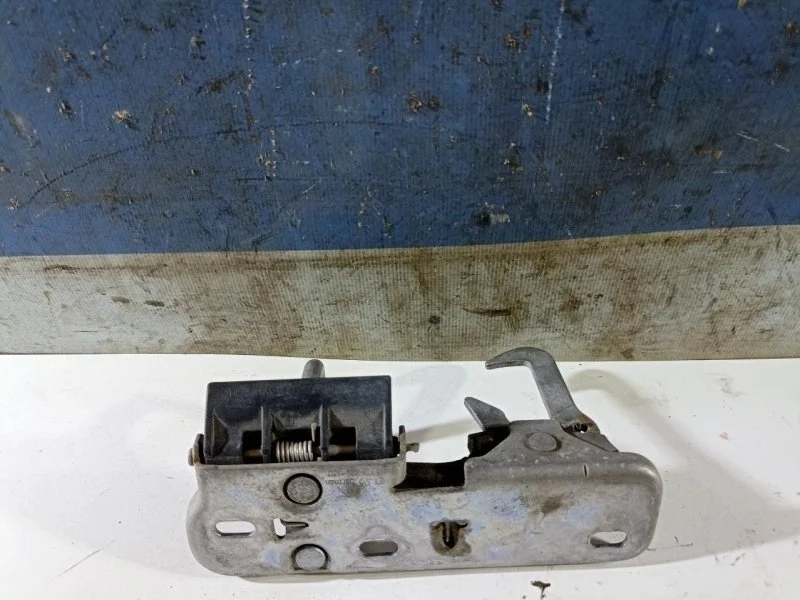 Крючок капота Volkswagen Tiguan 2007 - 2017 1K0823480