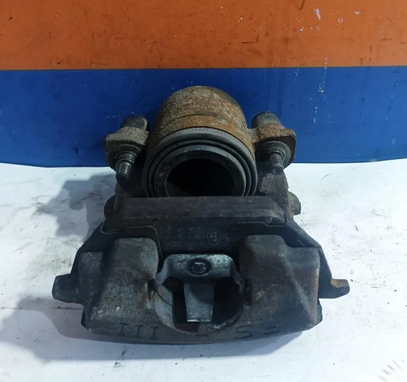 Суппорт тормозной Volkswagen Golf Plus 2005 - 2014 1K0615124D, передний правый