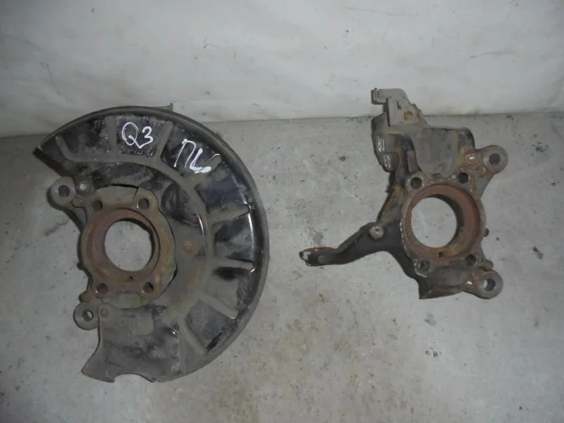 Кулак поворотный Audi Q3 1K0407256AA 8UB, передний правый