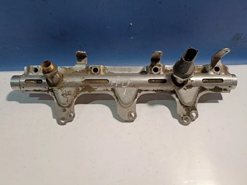 Рампа топливная с датчиком Audi A4 2007-2015 06J133317M B8