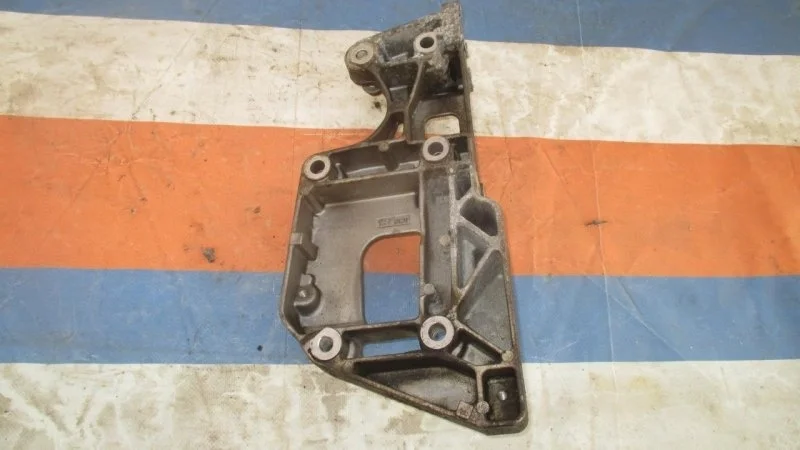 Кронштейн генератора Skoda Octavia A5 2004-2013 06F903143F 1Z