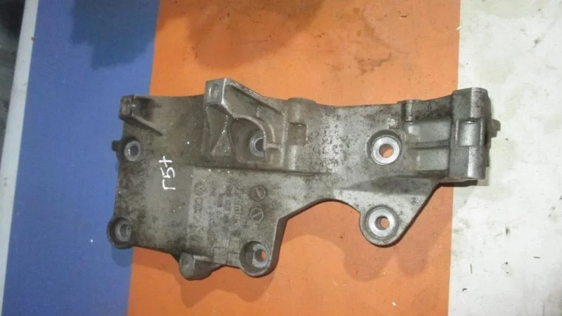 Кронштейн генератора Volkswagen Golf Plus 2005 - 2014 03G903143A