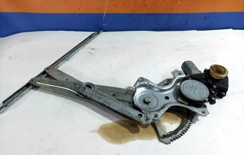 Стеклоподъемник Toyota Corolla 2006 - 2013 6982002290 E150, передний левый