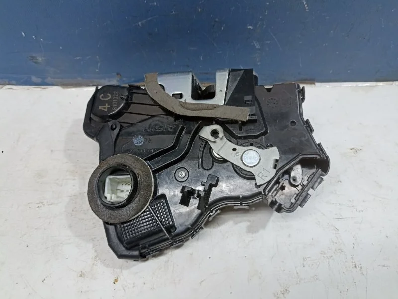 Замок двери Toyota Corolla 2006 - 2013 6903042221 E150, передний правый