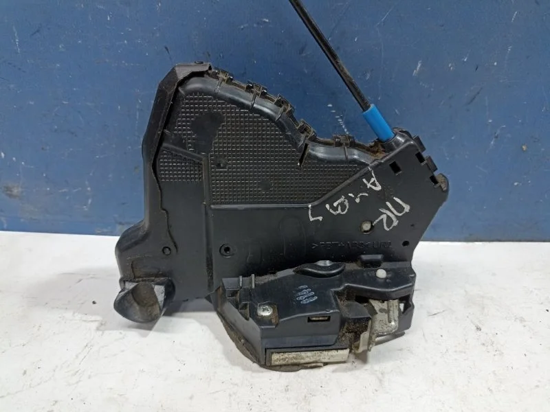 Замок двери Toyota Auris 2006-2012 6903002220 E150 1.6 1ZR, передний правый