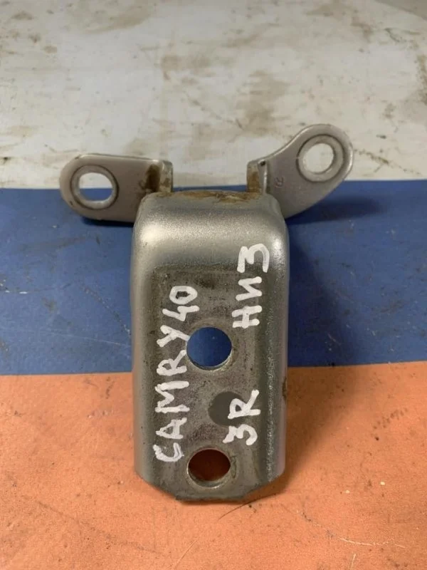 Петля двери Toyota Camry 40 2006-2011 6877052031, задняя