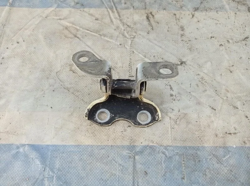 Петля Toyota Camry 50 2011-2018 6876020122, задняя левая