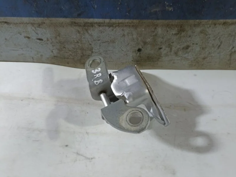 Петля Toyota Corolla 2006 - 2013 6875020121 E150, задняя правая