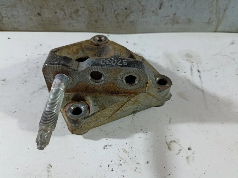 Кронштейн ДВС Toyota Corolla 2006 - 2013 1231537030 E150, правый