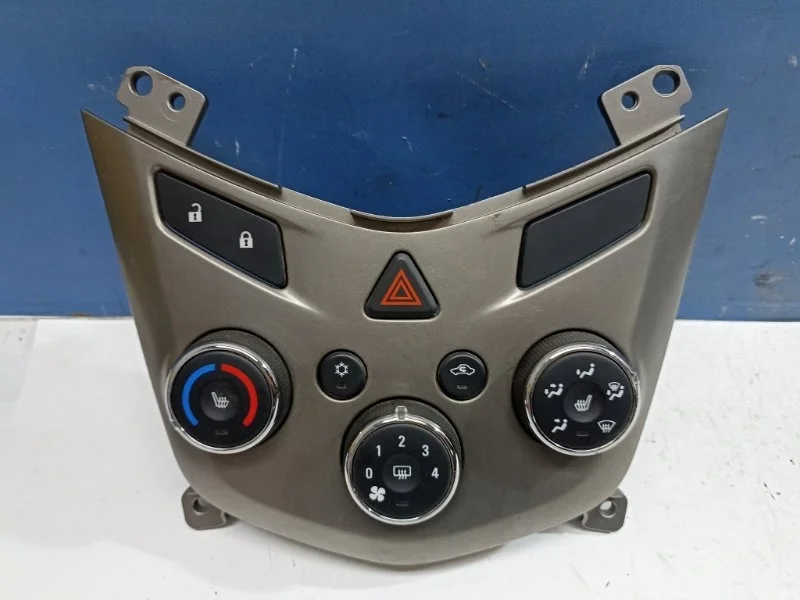 Блок кнопок управления печкой Chevrolet Aveo 2 2011-2015 95076689 T300 1.6 F16D4