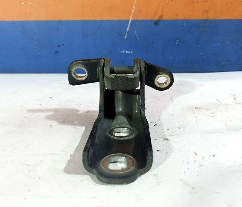Петля двери Chevrolet Orlando 2012 13501715 J309 1.8 F18D4, передняя правая