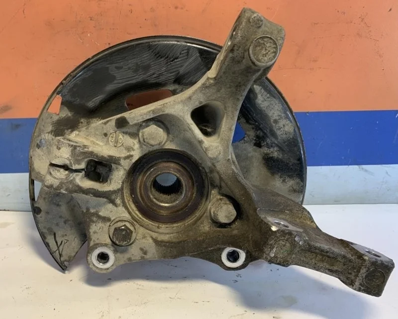 Кулак поворотный Chevrolet Cruze 13319480 J300, передний левый