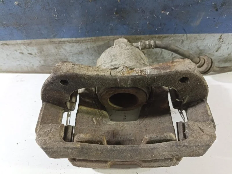 Суппорт тормозной Chevrolet Cruze 13301190 J300, передний правый