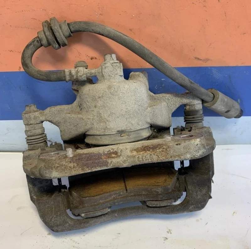 Суппорт тормозной Chevrolet Cruze 13301189 J300, передний левый