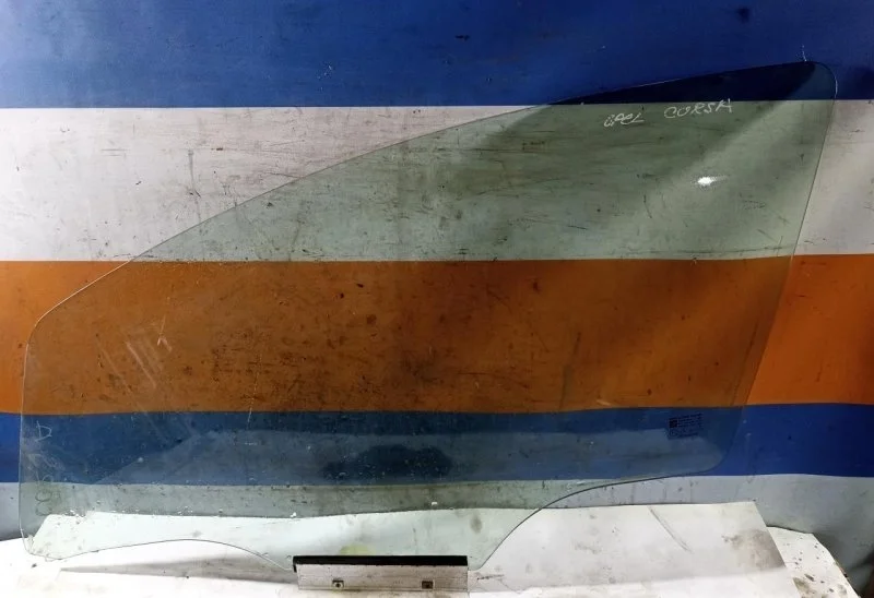 Стекло Opel Corsa D 13188459 D, переднее левое