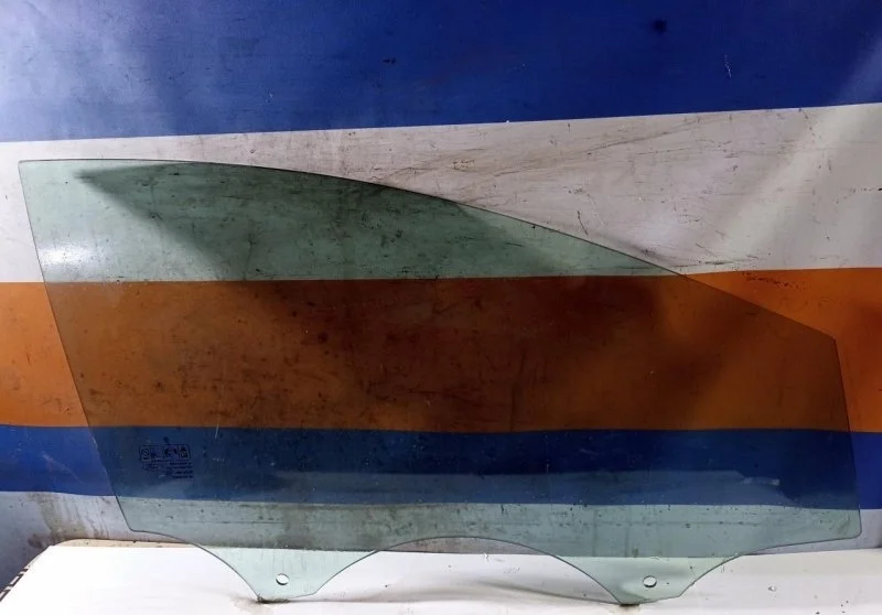 Стекло Ford Focus 3 2011-2019 1742301, переднее правое