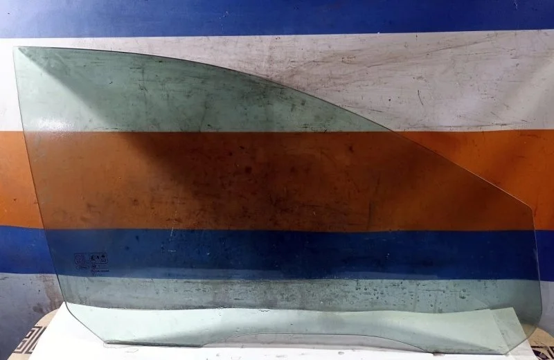 Стекло Ford Focus 2 2005-2011 1342625, переднее правое