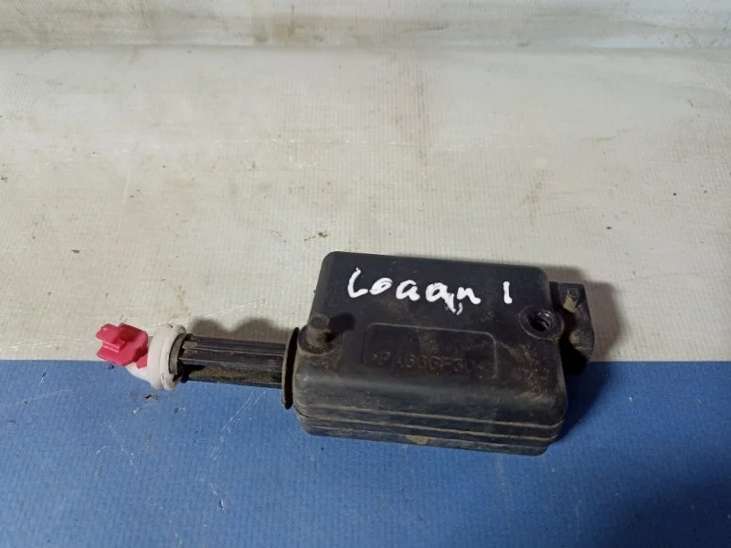 Актуатор замка багажника Renault Logan 1 2013 7700712901 1.4 K7J710