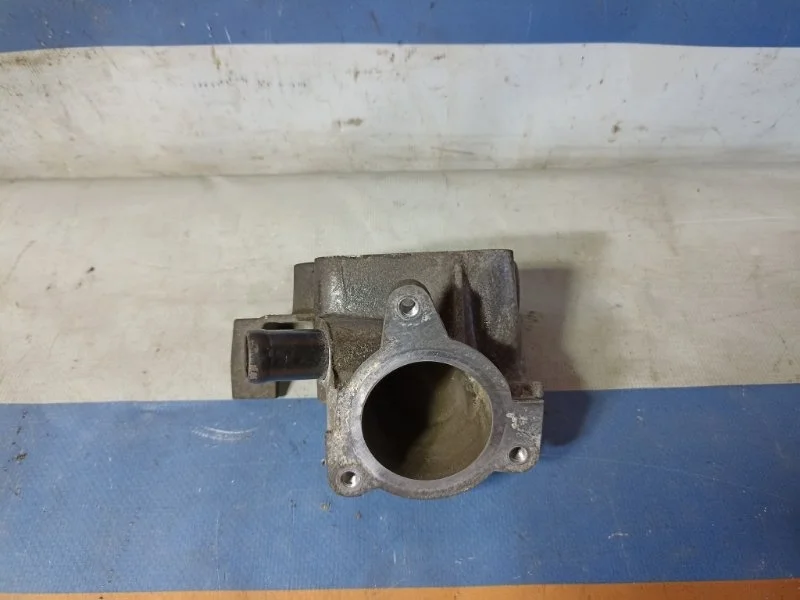 Корпус термостата Renault Logan 1 2013 8200493154 1.4 K7J710