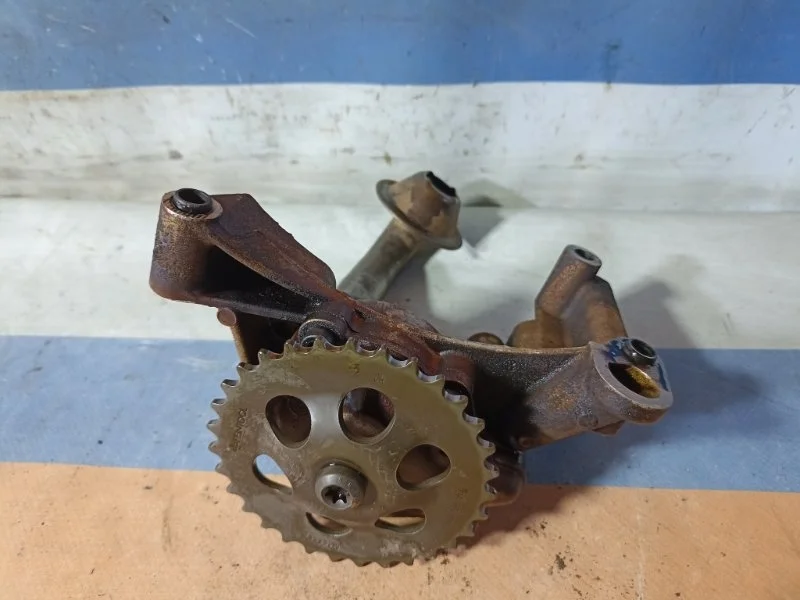 Насос масляный Volkswagen Golf 6 2010 06A115105B 1.6 BSE