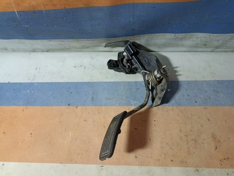 Педаль газа Toyota Avensis 2 7801013011 T250