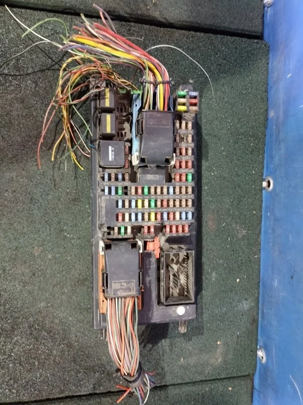 Блок предохранителей салонный Land Rover Discovery 3 2007 YQE500300