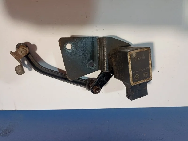 Датчик положения кузова MERCEDES-BENZ ML164 63 AMG 2006 A0105427717 6.2 156.980, передний левый