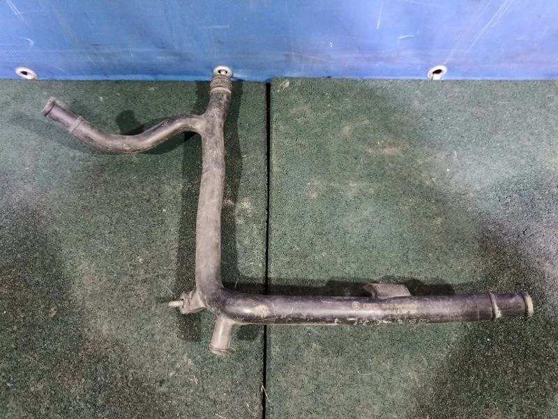 Патрубок системы охлаждения Volkswagen Golf 5 2003-2009 06A121065DP