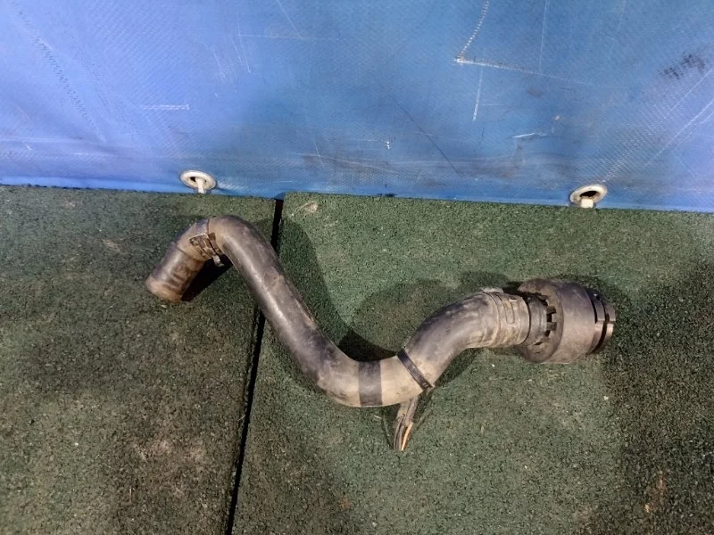 Патрубок системы охлаждения Volkswagen Polo 1K0121113A