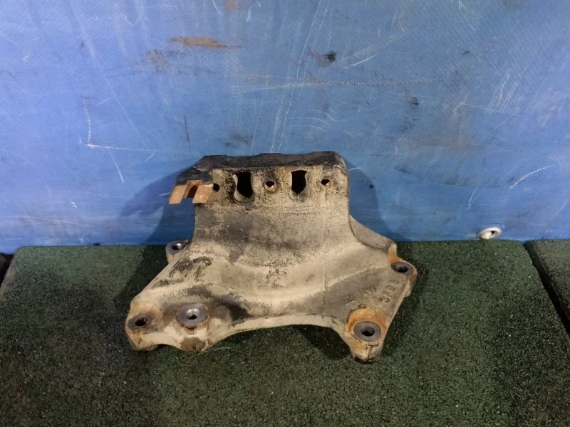 Кронштейн подушки двигателя Chevrolet Cobalt 2013 95164488 T250 1.5 B15D1