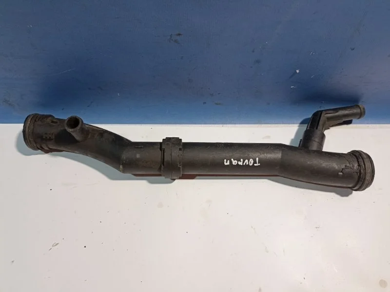 Патрубок системы охлаждения Volkswagen Tiguan 2007 - 2017 03C121065F