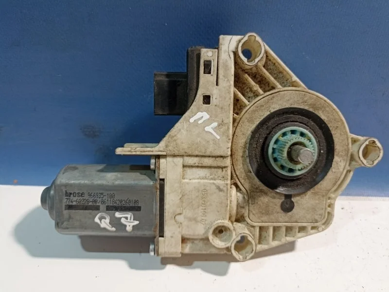 Моторчик стеклоподъемника Audi Q7 2005 - 2015 8K0959801A, передний левый