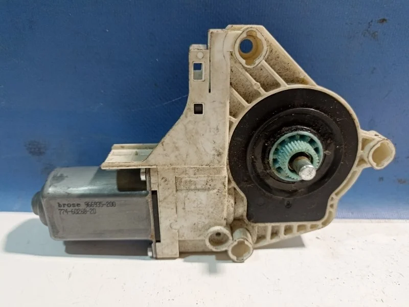 Моторчик стеклоподъемника Audi Q5 2008-2017 8K0959801A 8R, передний левый