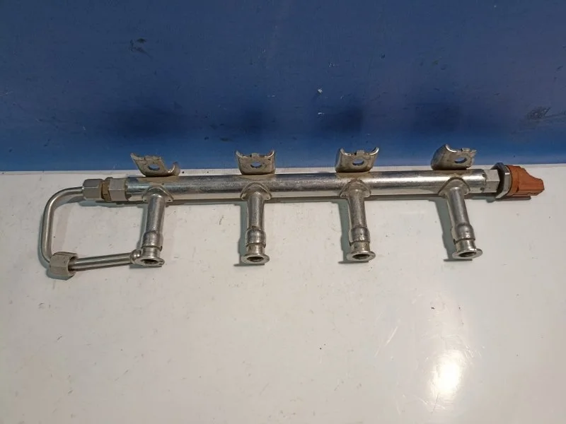 Рампа топливная с датчиком Skoda Fabia II 2006 - 2014 03F133320C CBZB