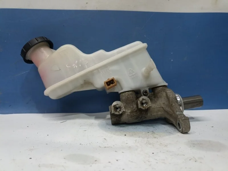 Цилиндр главный тормозной с бачком Hyundai Solaris 1 2013 585104L100 RB 1.6 G4FC