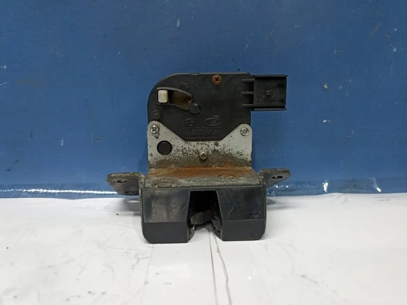 Замок багажника Kia Picanto 2 2013 812301Y010 TA 1.0 G3LA