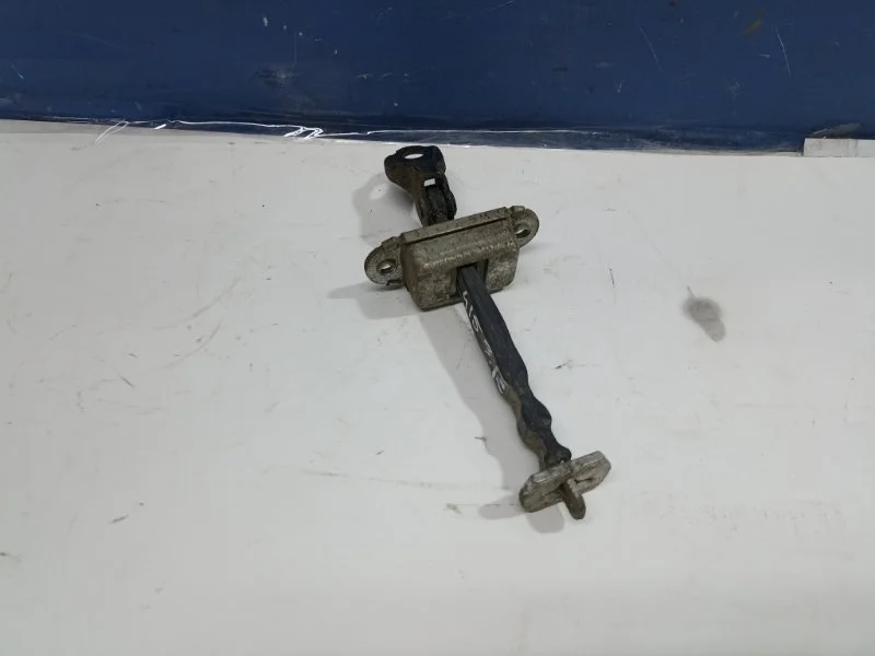 Ограничитель двери Nissan Almera 2013 82430EW000 G15 1.6 K4M490, задний правый