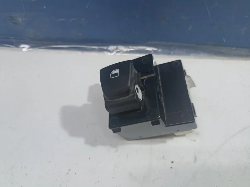 Кнопка стеклоподъемника Hyundai Solaris 2 2017 93576H50004X, передняя правая