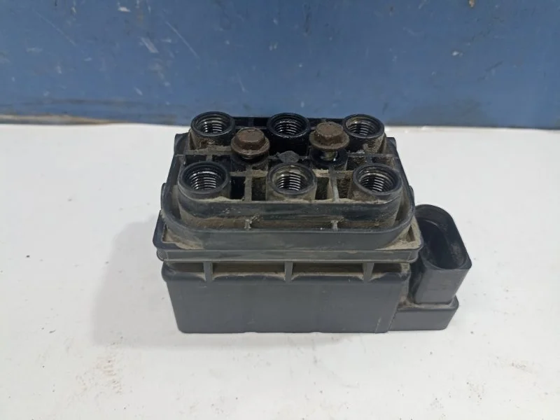 Блок клапанов пневмоподвески Audi Q7 2006 7L0698014 4LB 3.0TDI BUG, передний левый