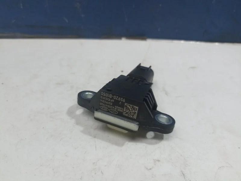 Датчик удара двери Kia Sorento Prime 2020 95920B1050 UM 2.4 G4KJ, передний