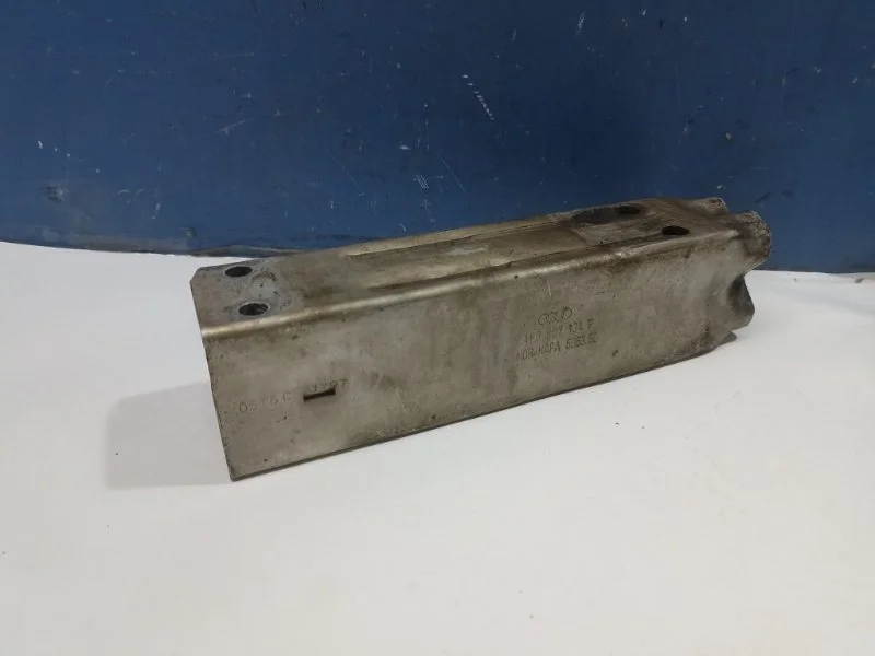 Кронштейн усилителя бампера Audi A6 2005 4F0807134 4F2 3.0 BBJ, передний правый