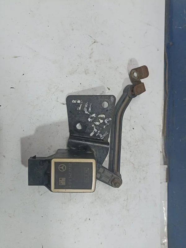 Датчик положения кузова Mercedes-Benz ML 2009 A0105427717 W164, передний левый
