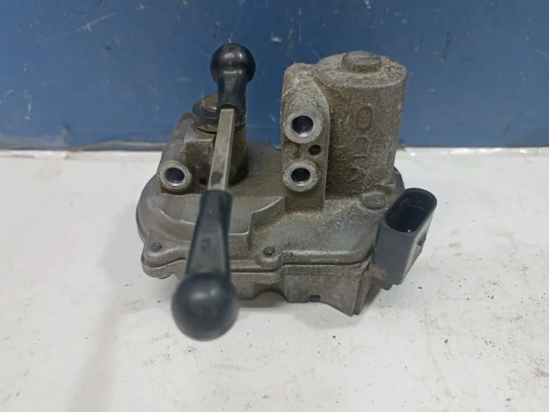 Механизм изменения геометрии впускного коллектора Audi Q7 2006 059129086M 4LB 3.0TDI BUG